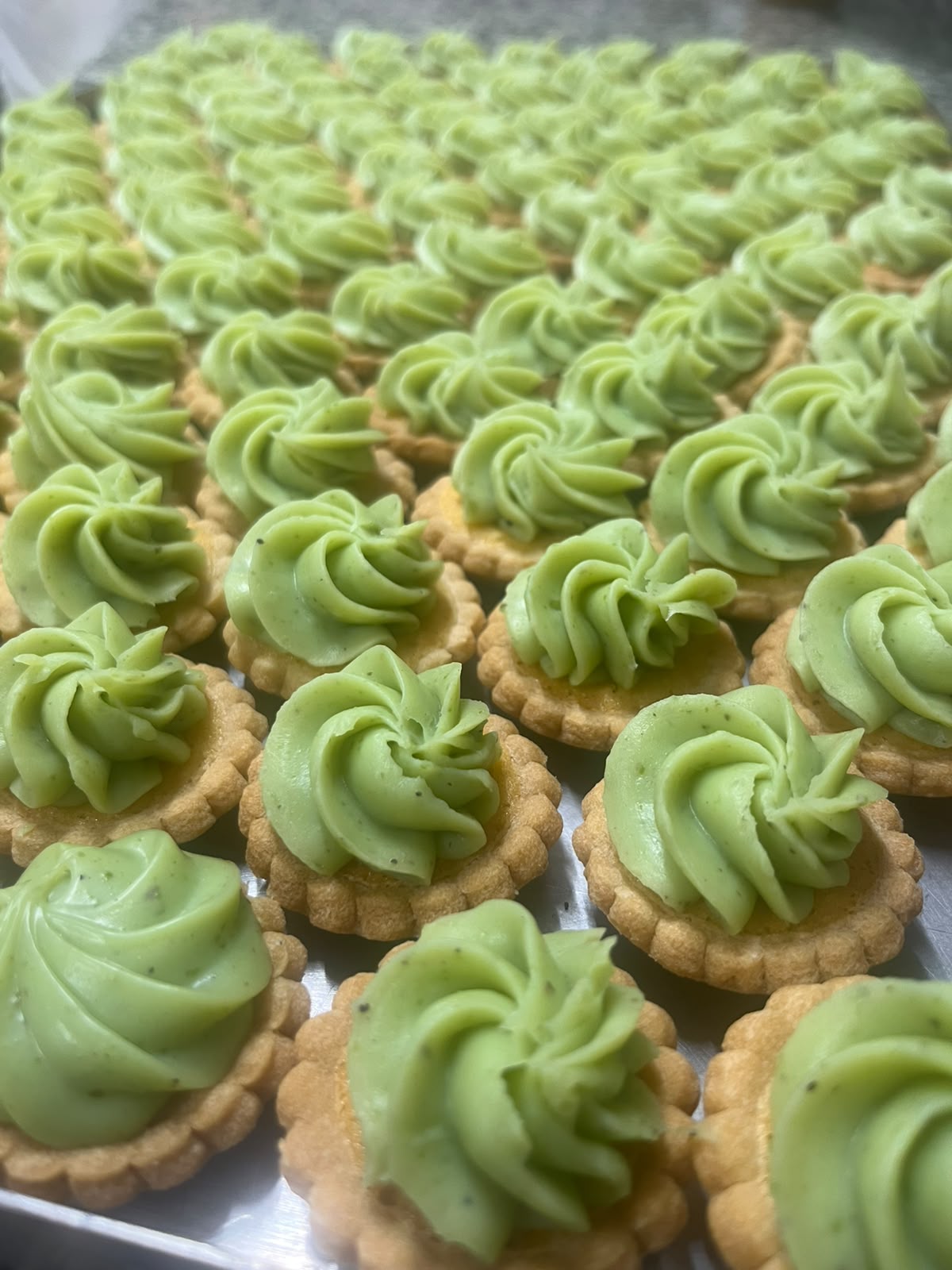 Tartelettes à la crème pistache, dressées à la poche