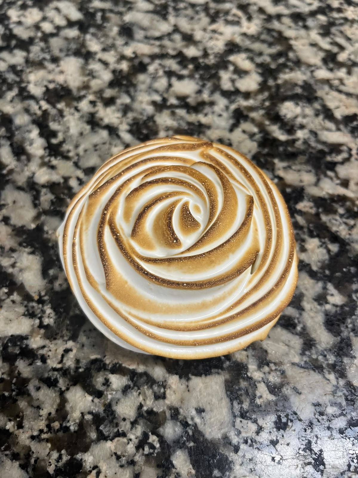 Tartelette couverte d'une meringue en rosace, dorée au chalumeau