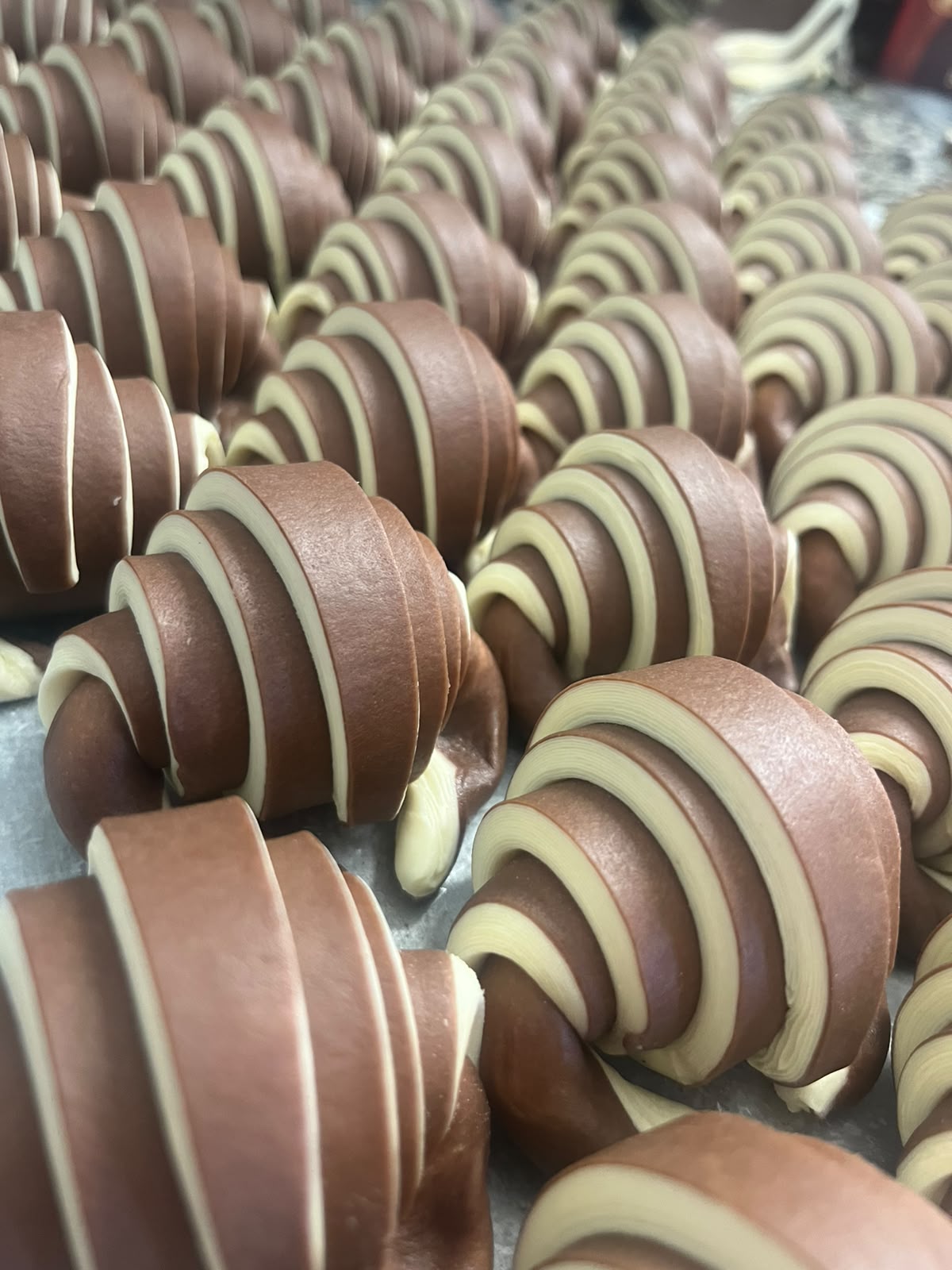 Croissants bicolores au cacao, rayés de pâte claire