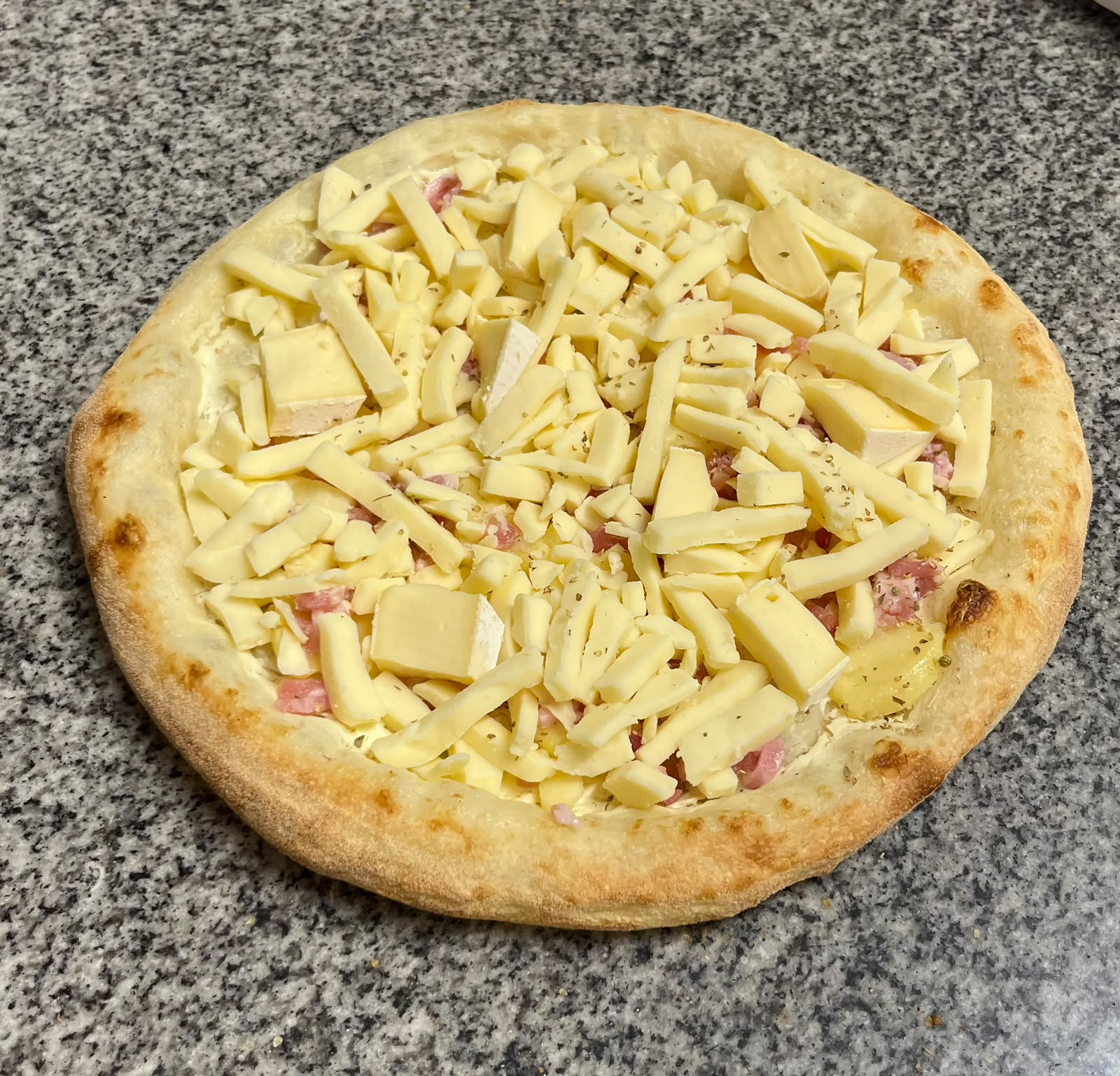 Pizza savoyarde crue : reblochon, lardons fumés et pommes de terre, garnie au fournil