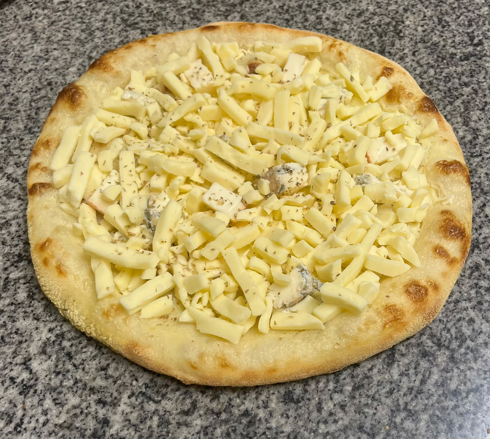 Pizza 3 fromages crue : gorgonzola, taleggio et mozzarella, garnie au fournil